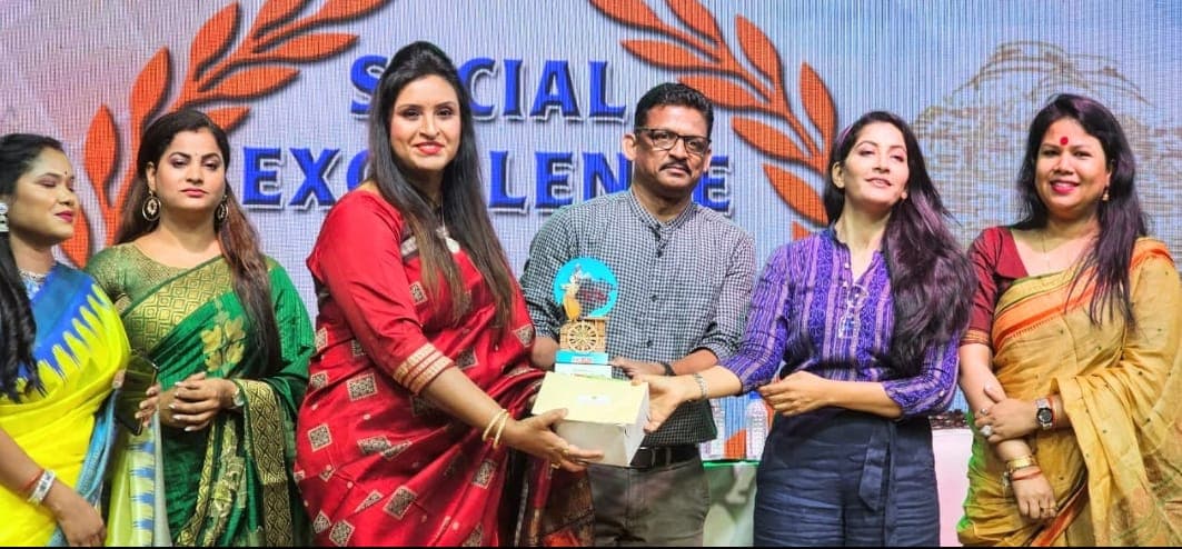 Ganesh Parida receiving a Social Excellence recognition on stage